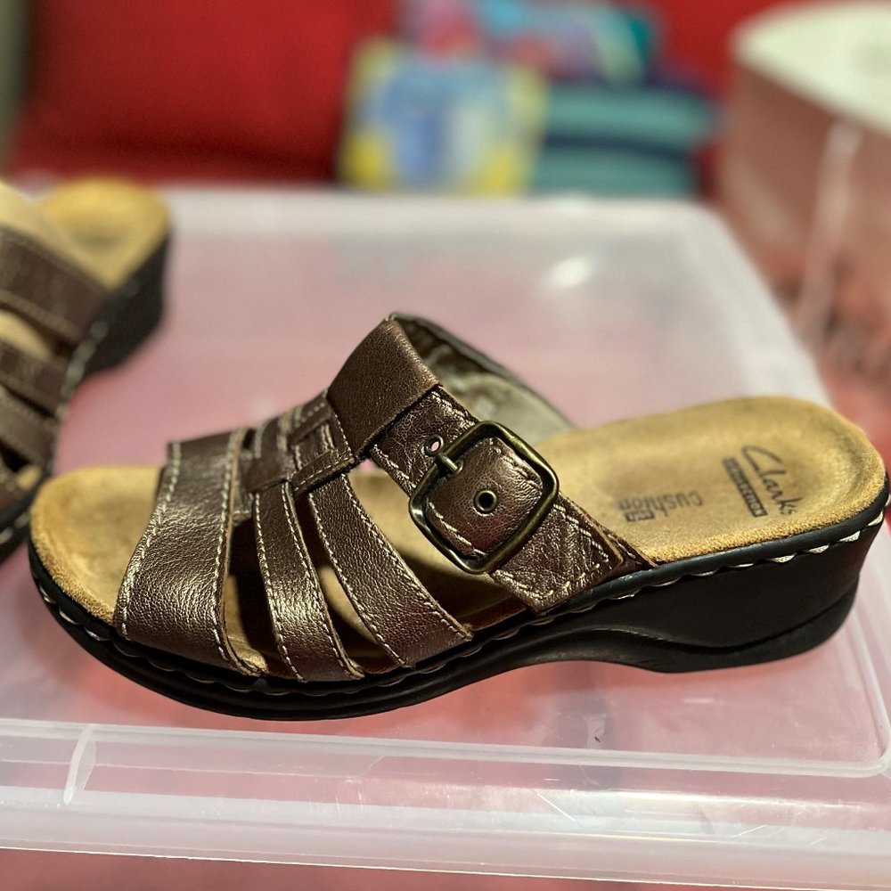 Clark's Sandal (Slide) in 7W Metallic Bronze Leather. Mid-heel.
